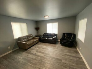 8920 Elim St in Anchorage, AK - Building Photo - Building Photo