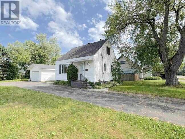 Charming 3 Bedroom Home with Parking & In-