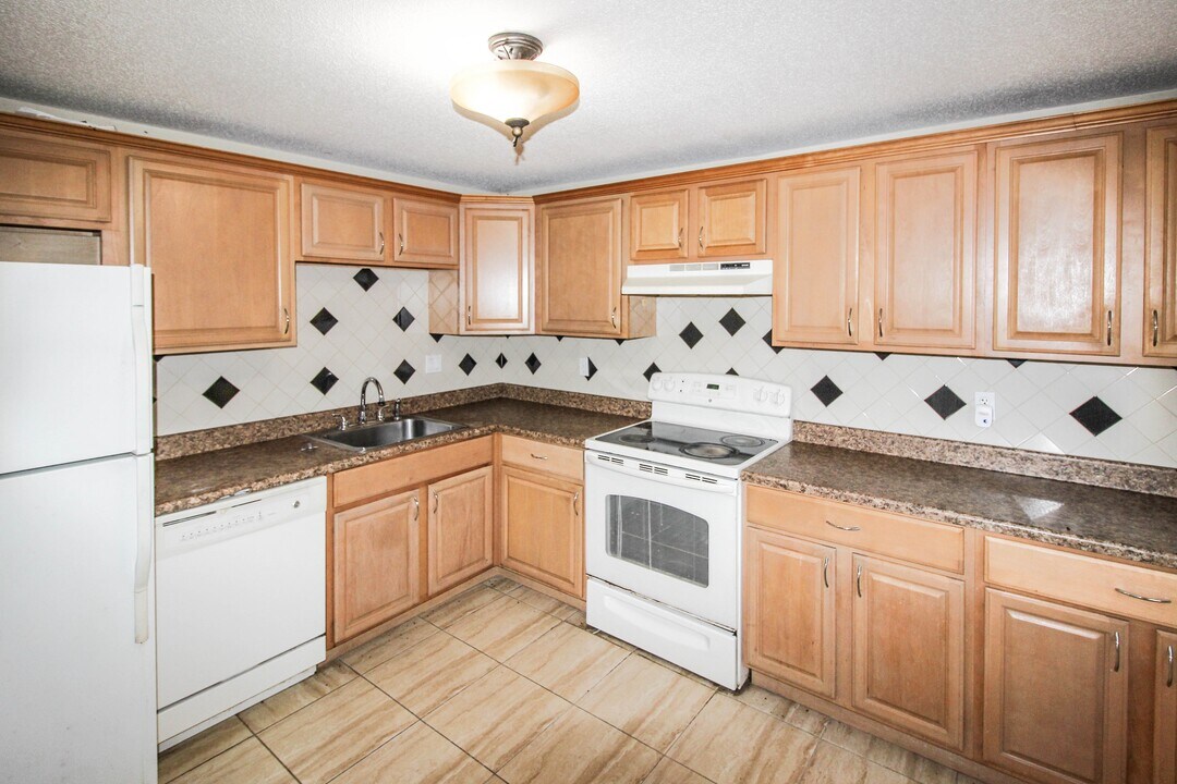 7 Padanaram Rd in Danbury, CT - Building Photo