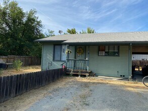 101 Lower Mill St in Weaverville, CA - Foto de edificio - Building Photo
