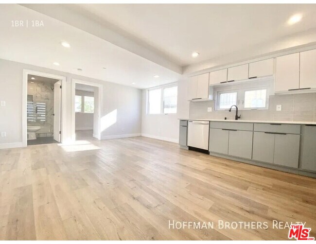 1726 Menlo Ave in Los Angeles, CA - Building Photo - Building Photo