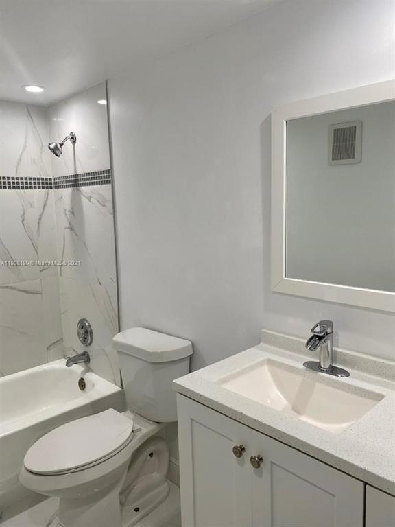 6950 Miami Gardens Dr in Hialeah, FL - Foto de edificio - Building Photo