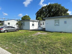 2765 NW 55th St in Miami, FL - Building Photo - Building Photo