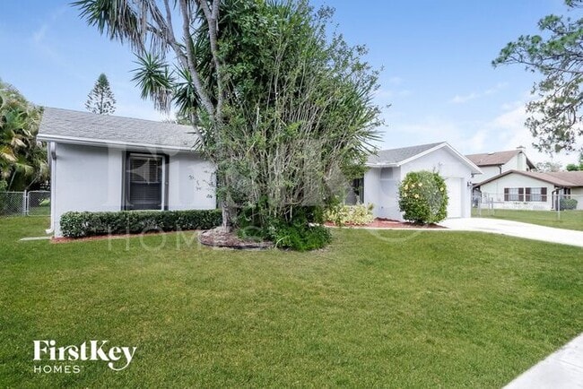 395 La Mancha Ave in Royal Palm Beach, FL - Building Photo - Building Photo