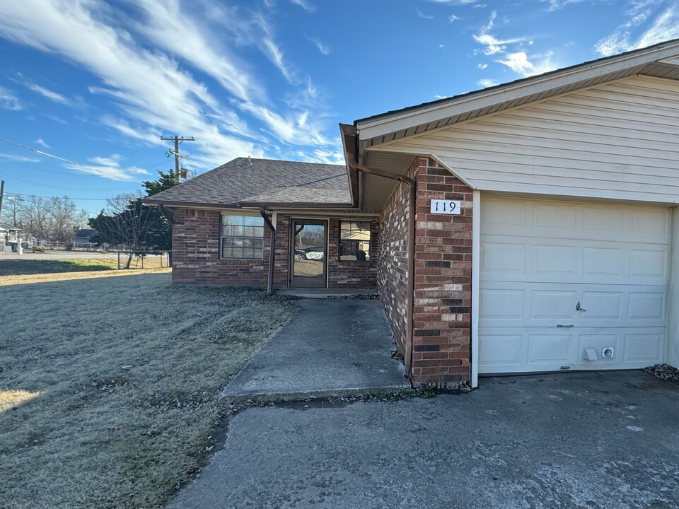 119 E Canton St in Broken Arrow, OK - Building Photo