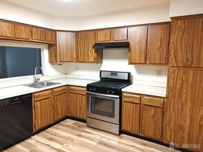 280 Willowbrook Dr in North Brunswick, NJ - Building Photo - Building Photo