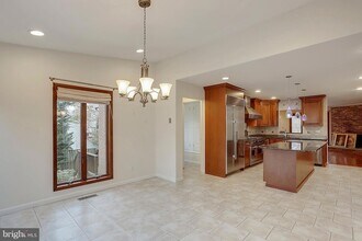 9801 Clydesdale St in Potomac, MD - Foto de edificio - Building Photo