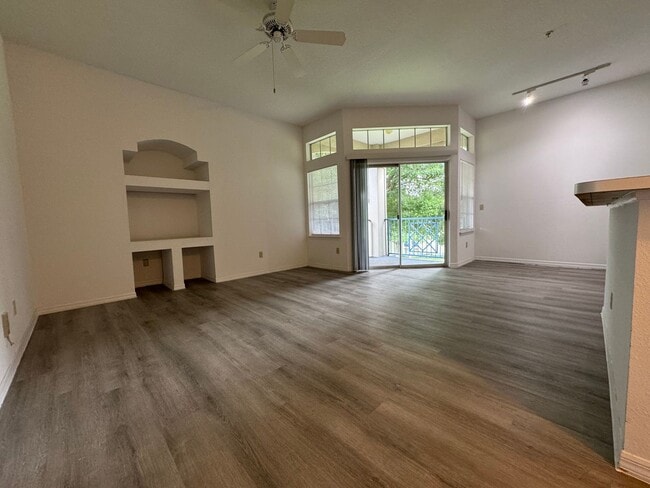 7360 Westpointe Blvd in Orlando, FL - Building Photo - Building Photo