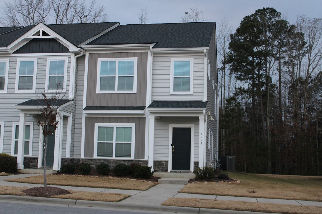 1721 Kauri Cliffs Dr in Fuquay Varina, NC - Building Photo