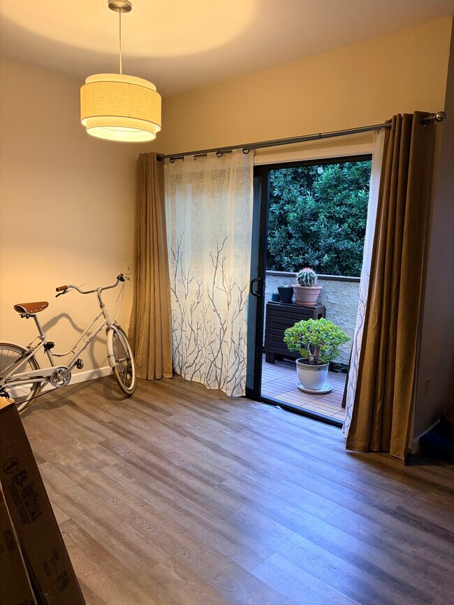 17914 Magnolia Blvd, Unit Top Floor 2BR Condo 302 in Encino, CA - Foto de edificio - Building Photo