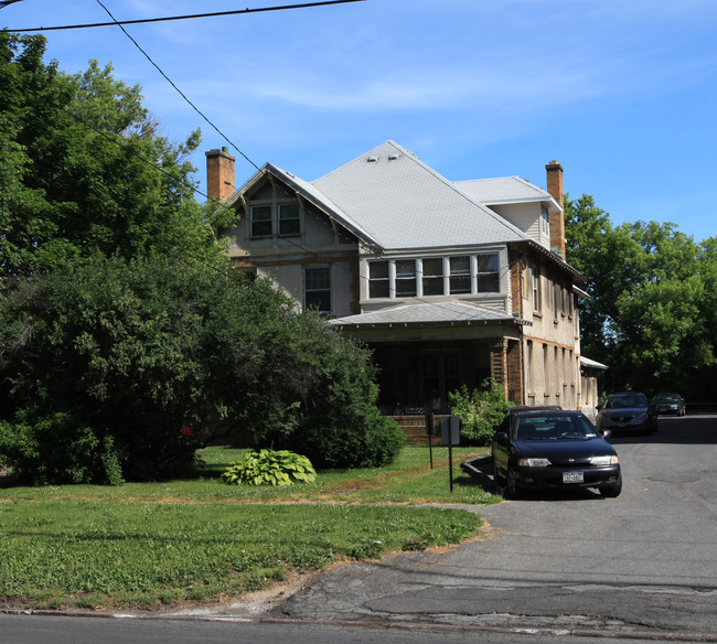 2111 E Genesee St in Syracuse, NY - Foto de edificio - Building Photo