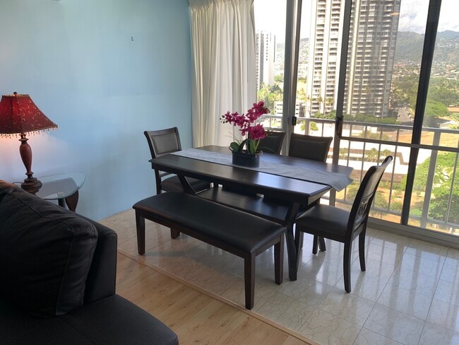 2575 Kuhio Ave, Unit 1404 in Honolulu, HI - Building Photo - Building Photo