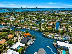 1995 Ixora Rd in North Miami, FL - Building Photo