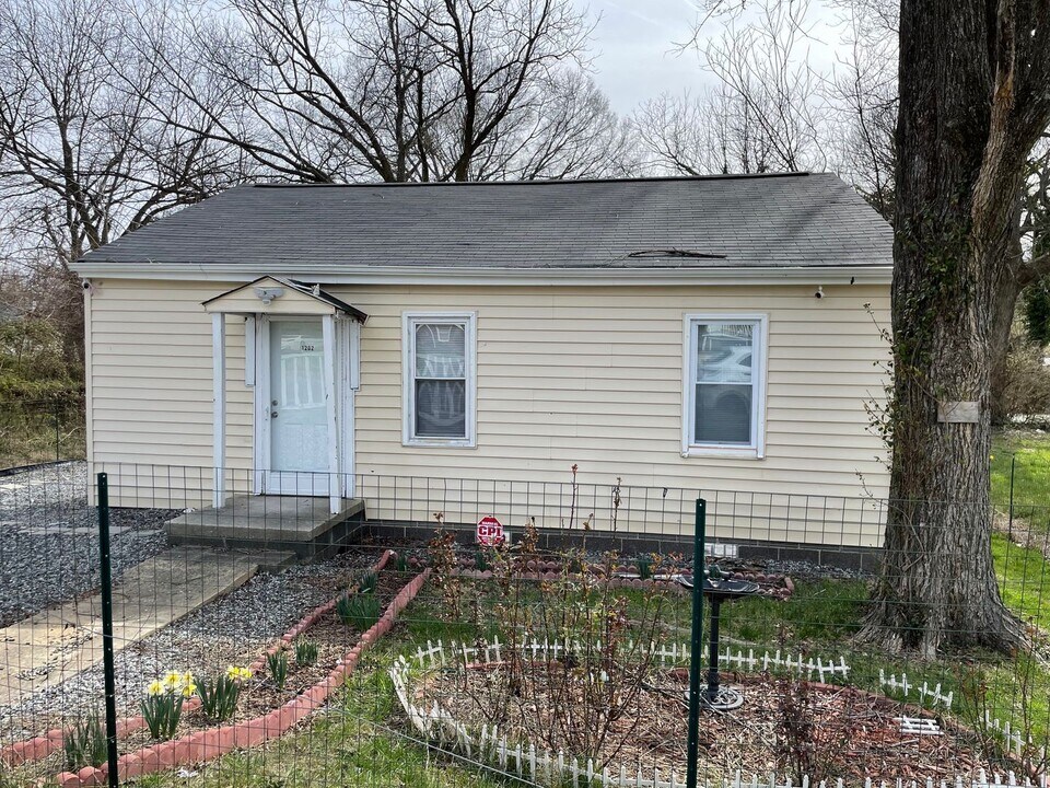 1202 Hoover Ave in High Point, NC - Building Photo