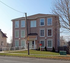 208 Centre St S in Oshawa, ON - Building Photo