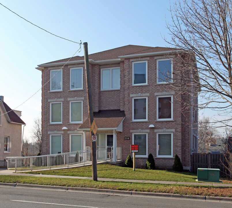 208 Centre St S in Oshawa, ON - Building Photo