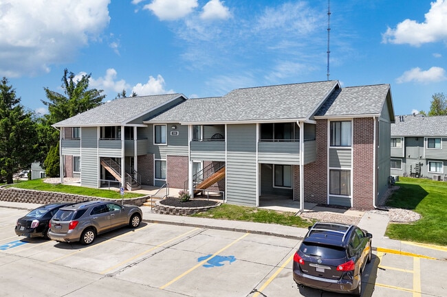 Country Hill in Cedar Rapids, IA - Foto de edificio - Building Photo