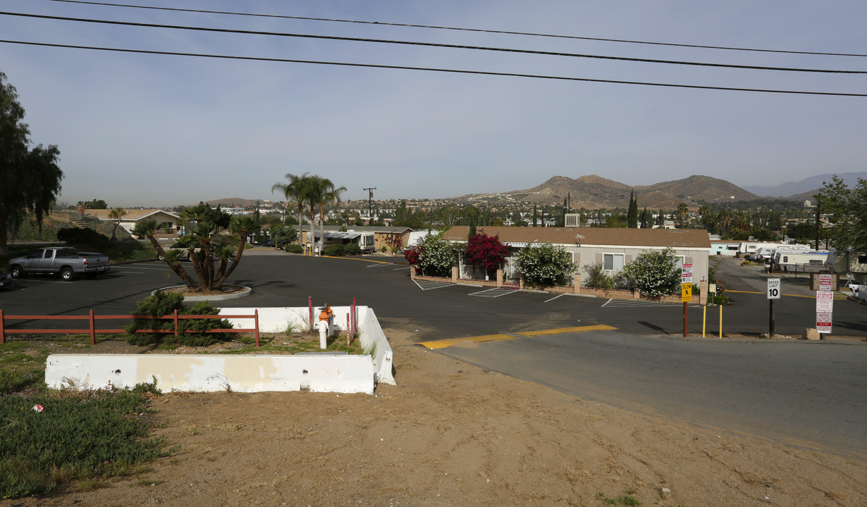 Palm Terrace Mobile Village in Riverside, CA - Foto de edificio