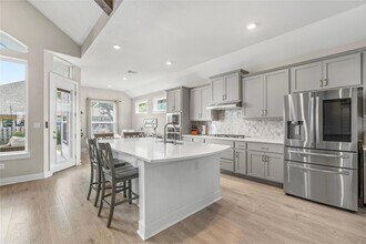 533 Mallow Rd in Leander, TX - Foto de edificio - Building Photo