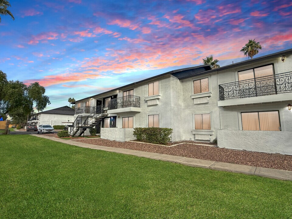 Country Creek Apartments in Glendale, AZ - Building Photo
