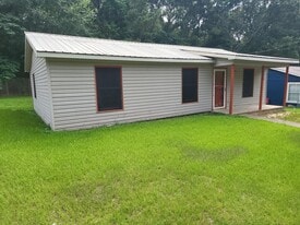 1924 Railroad St in Nacogdoches, TX - Building Photo