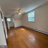 410 Paoli Ave in Philadelphia, PA - Building Photo