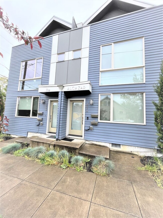 4974 NE 32nd Pl, Unit 4974 B in Portland, OR - Building Photo - Building Photo