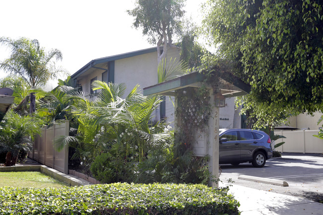 2184 Pacific Ave in Costa Mesa, CA - Foto de edificio - Building Photo