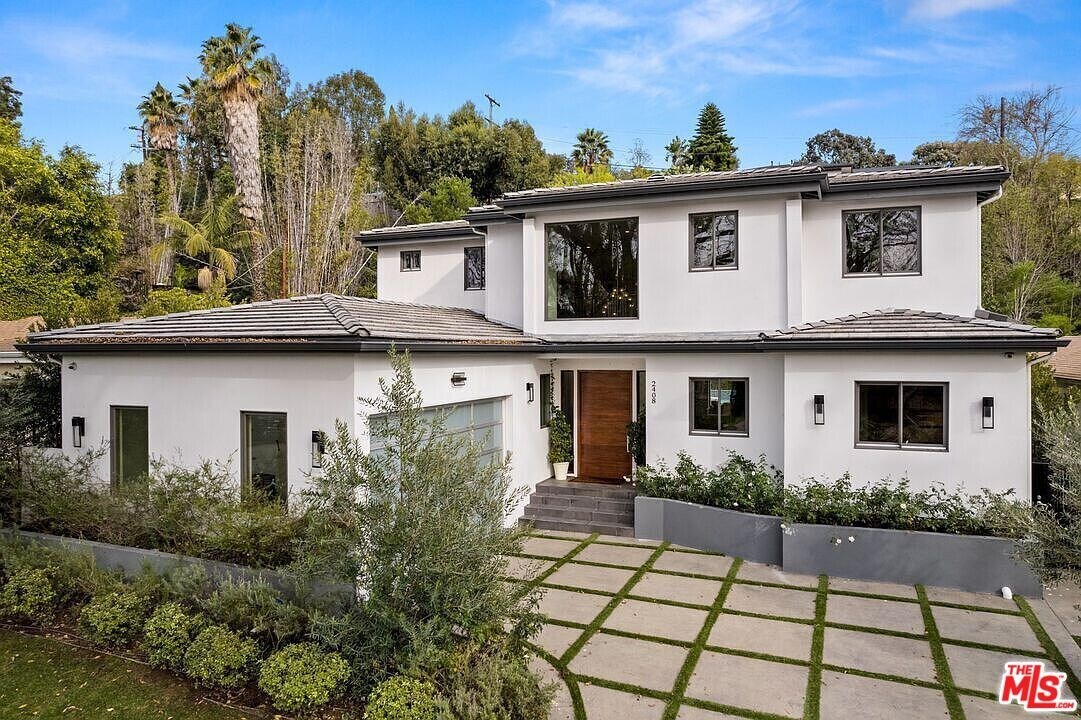 2408 Castle Heights Ave in Los Angeles, CA - Building Photo