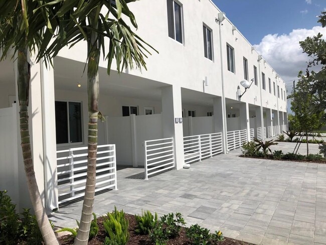 10229 NW 64th Ter, Unit #107 in Doral, FL - Foto de edificio - Building Photo