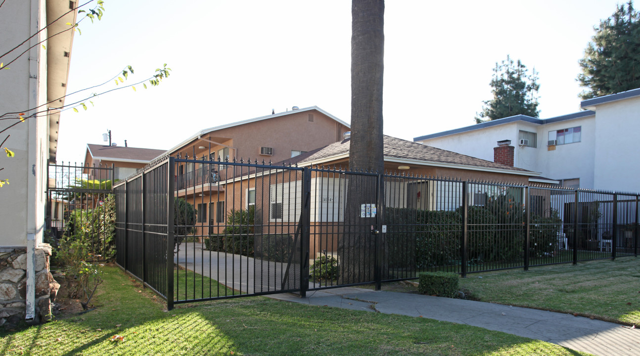 14154 Roscoe Blvd in Panorama City, CA - Foto de edificio