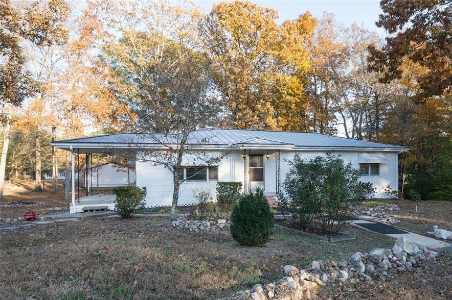 6822 Wallis Rd in Lithia Springs, GA - Building Photo