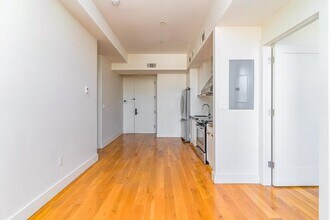 55-27 Myrtle Ave, Unit 204 in Queens, NY - Building Photo - Building Photo