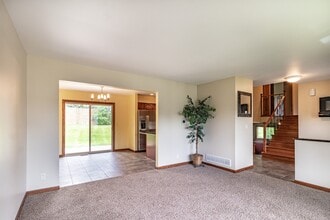 310 Huntington Dr in Streamwood, IL - Building Photo - Building Photo