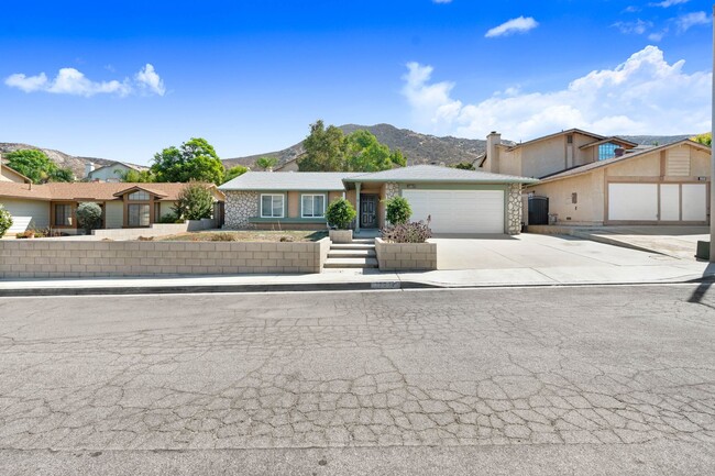 12015 Suzanne Dr in Fontana, CA - Building Photo - Building Photo