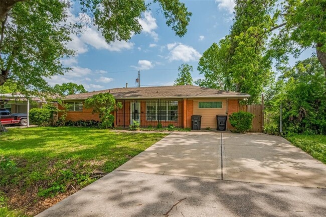 241 W Rittenhouse St in Houston, TX - Building Photo - Building Photo