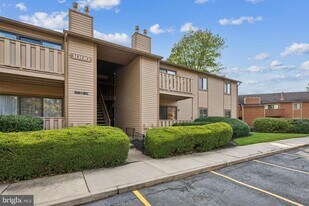 1001 Woodhollow Dr in Evesham, NJ - Building Photo