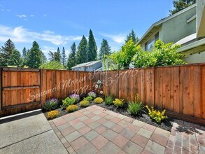 576 Racquet Club Cir in Rohnert Park, CA - Building Photo - Building Photo