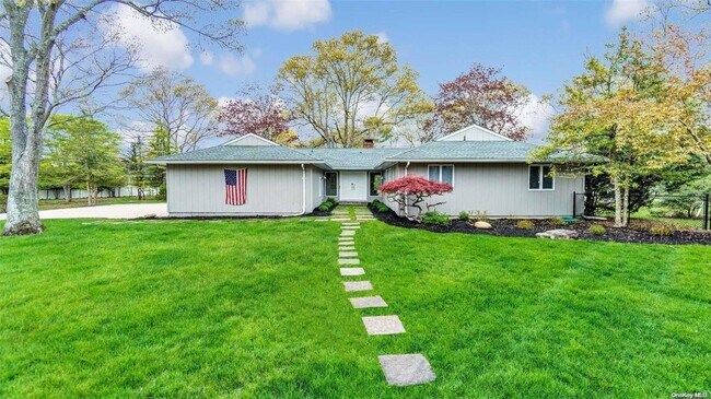 8 Coolidge Ln in East Quogue, NY - Building Photo - Building Photo