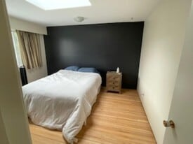 15568 Thrift Ave in White Rock, BC - Building Photo