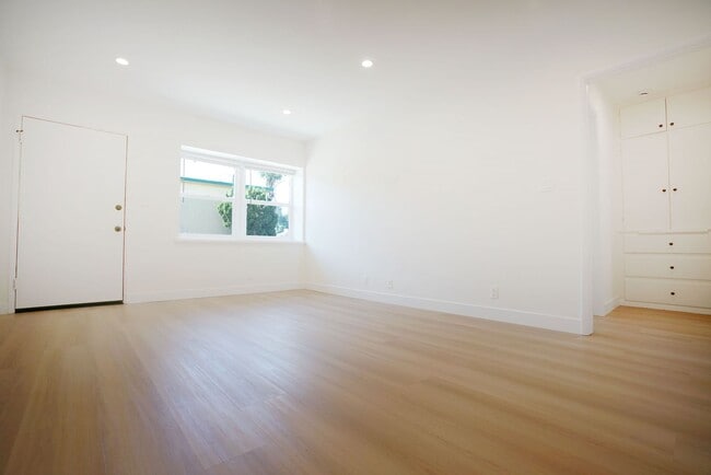 14857 Morrison St in Los Angeles, CA - Foto de edificio - Building Photo