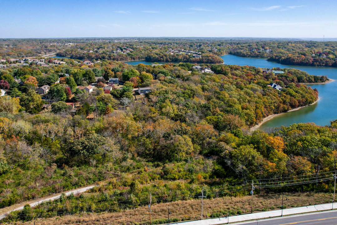 Lake Pointe Lodge in Parkville, MO - Building Photo