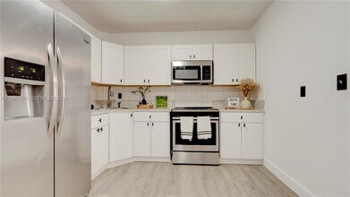 1036 NW 75th St in Miami, FL - Building Photo - Building Photo