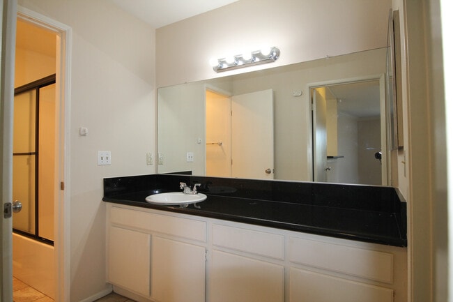 15040 Moorpark St in Sherman Oaks, CA - Foto de edificio - Building Photo