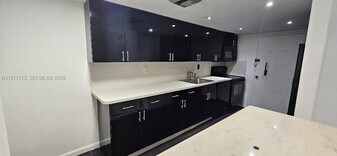 18021 Biscayne Blvd in Aventura, FL - Building Photo