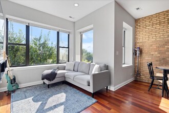 1152 N Kedzie Ave in Chicago, IL - Building Photo - Building Photo