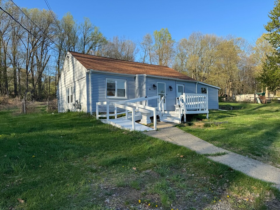 22 Spring Ln in Washington Township, NJ - Building Photo