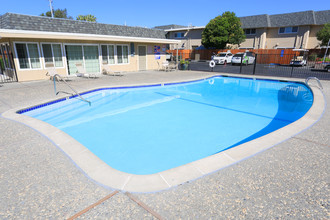 Dover Park Apartments in Fairfield, CA - Building Photo - Building Photo