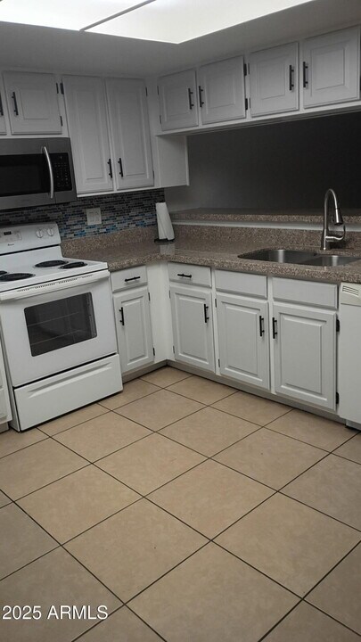 2437 E Tracy Ln in Phoenix, AZ - Building Photo