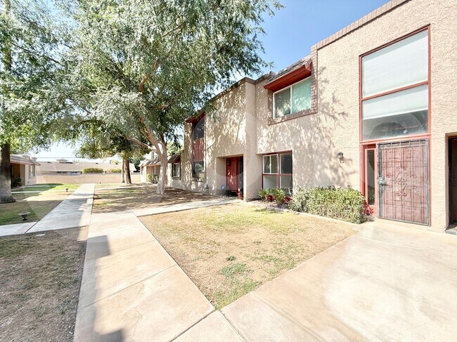 8255 E Thomas Rd in Scottsdale, AZ - Building Photo - Building Photo